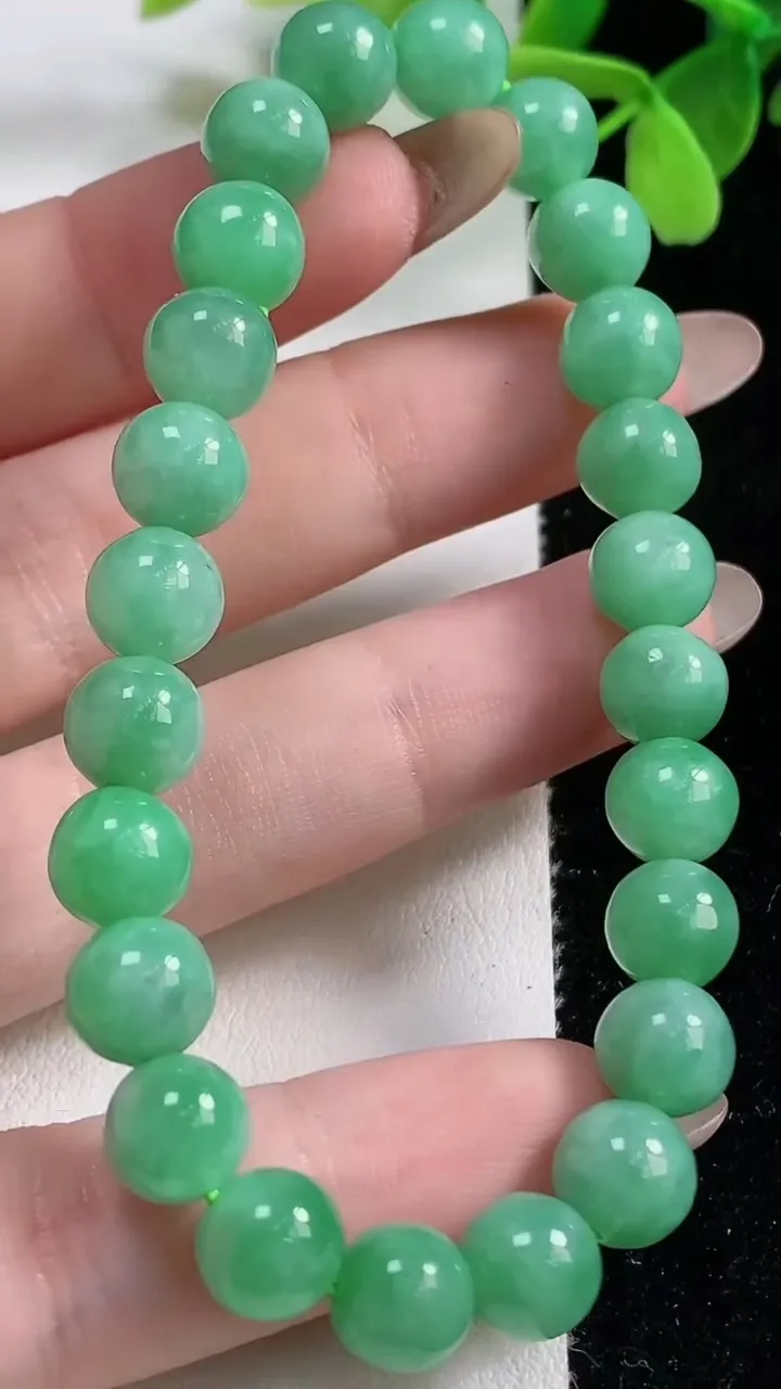 天然A货翡翠圆珠手串24颗，尺寸7.8，重:19.51g11月1日
工厂直销收藏佳品,种好水足，色泽均匀，有种有色，上手高大气！