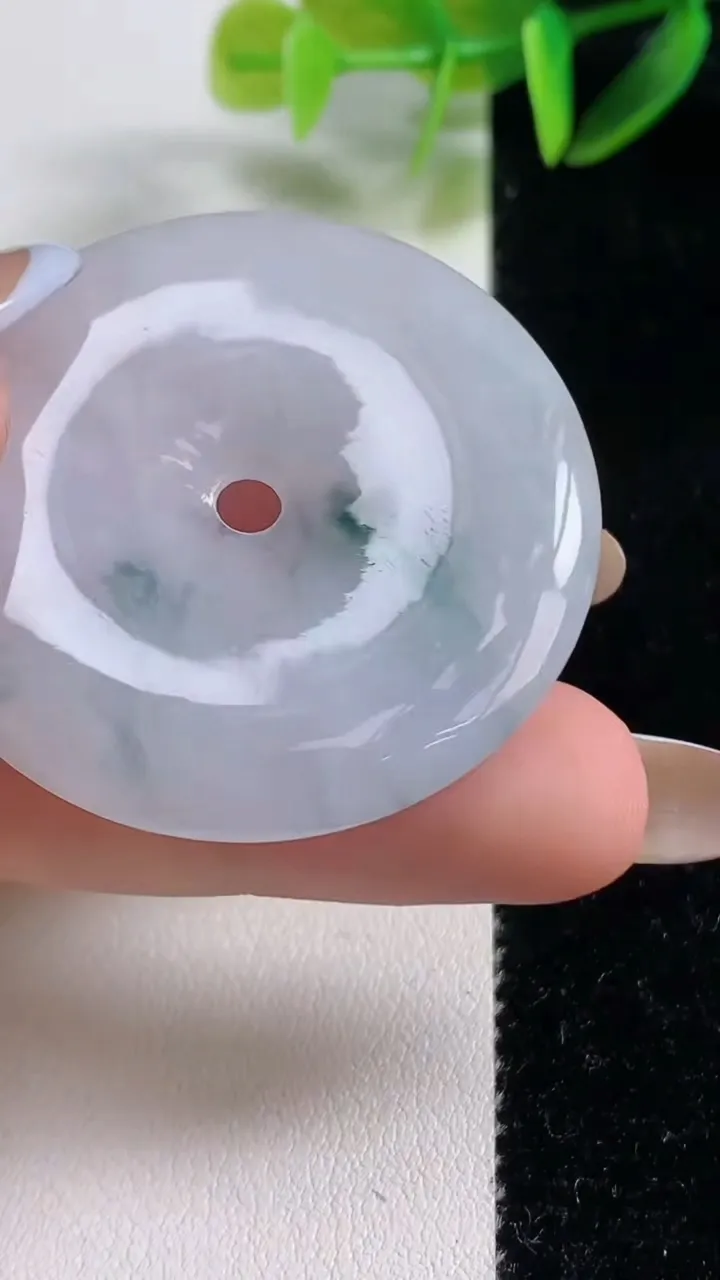 天然A货翡翠飘花平安扣吊坠，尺寸41.6-5.9，重:20.69g
11月1日