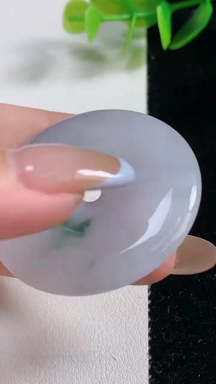 天然A货翡翠飘花平安扣吊坠,尺寸41.6-5.9,重:20.69g
11月1日