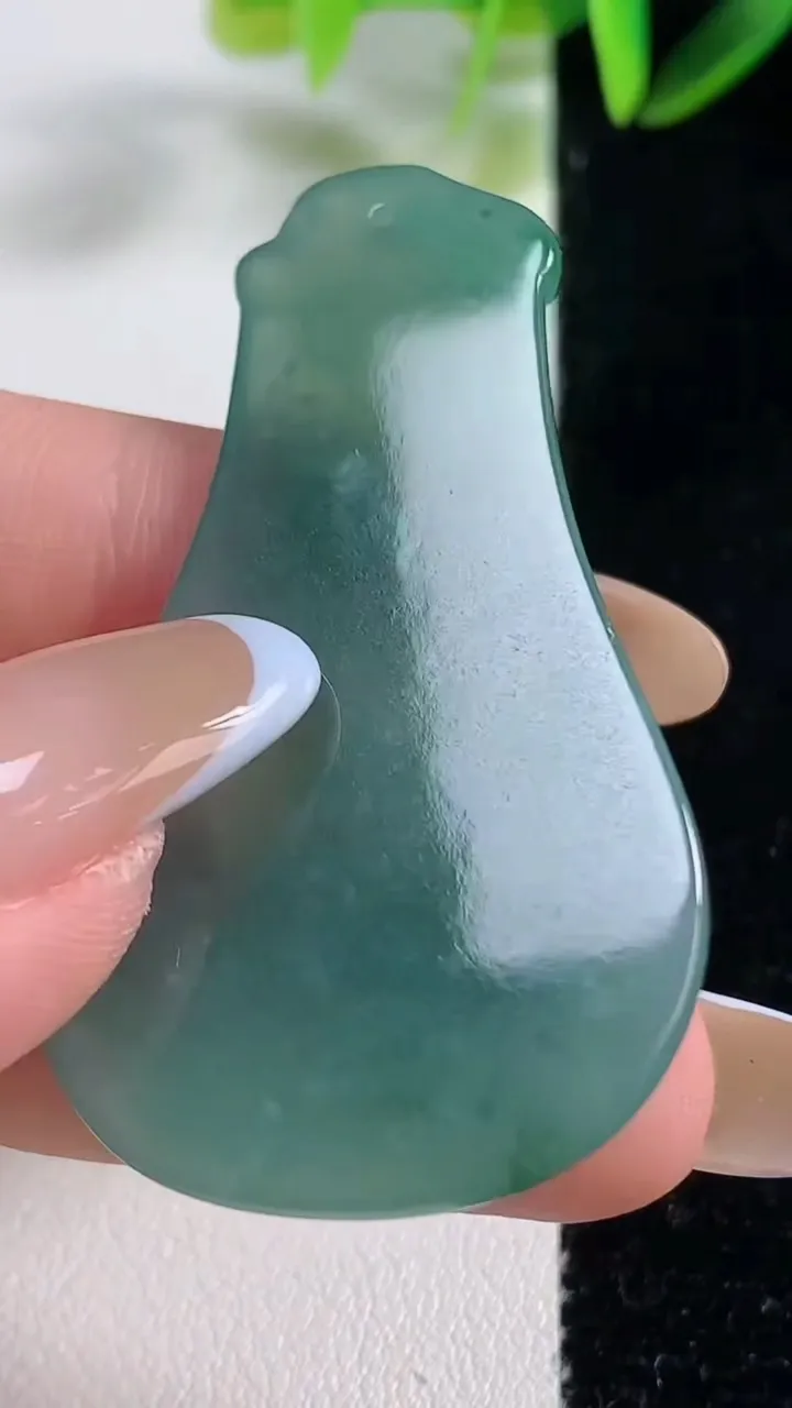 天然A货翡翠蓝水无相观音吊坠，尺寸51-28.8-4.4，重:12.01g
11月1日