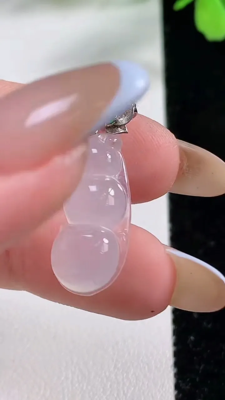 天然A货翡翠白冰福豆吊坠，尺寸22-10.3-5.2，重:2.11g
11月1日