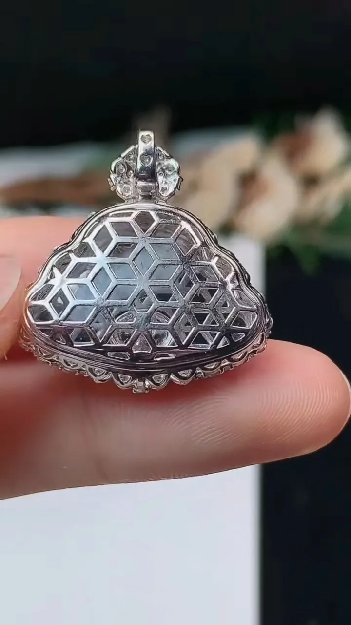 天然A货翡翠佛公吊坠，尺寸25.2-23.9-9.5，裸石14.6-21.2，重量:5.16g
11月1日