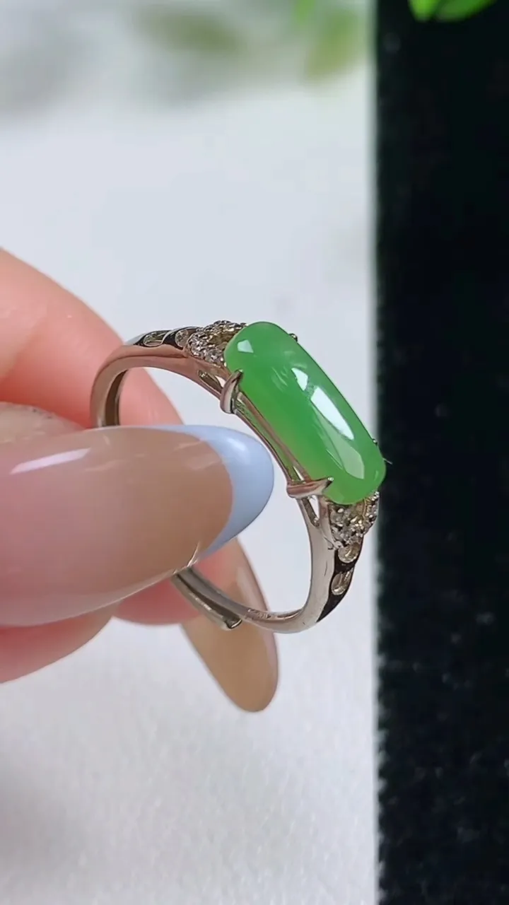 天然A货翡翠马鞍戒指，尺寸10.9-3.7-2.3，重:1.44g2025年11月1日
工厂直销收藏佳品,种好水足，色泽均匀，有种有色，上手高大气！