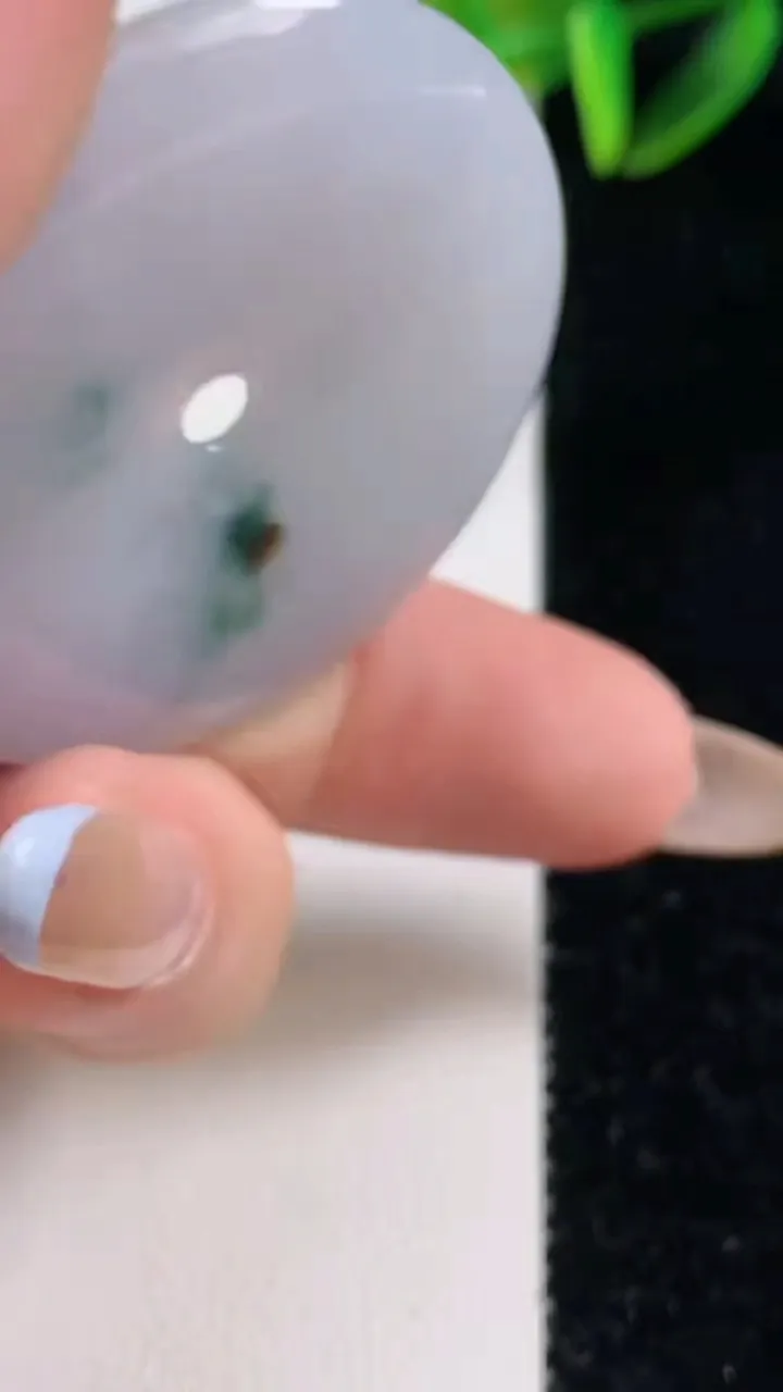 天然A货翡翠飘花平安扣吊坠，尺寸41.6-5.9，重:20.69g
11月1日