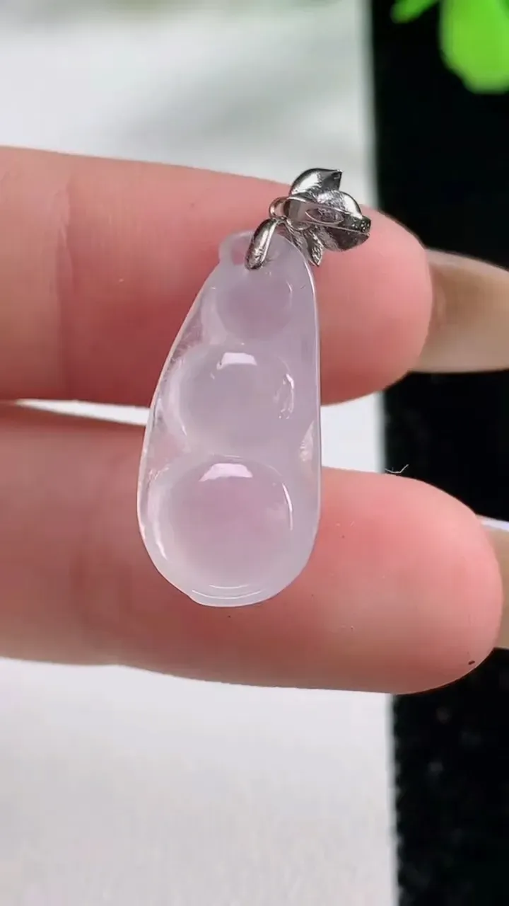 天然A货翡翠白冰福豆吊坠，尺寸22-10.3-5.2，重:2.11g
11月1日