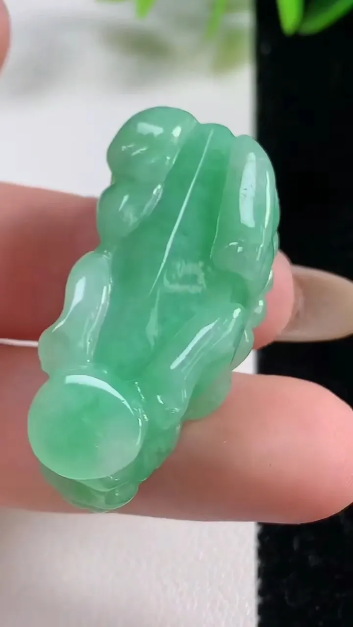 天然A货翡翠貔貅吊坠，尺寸35.8-16.2-10.6，重:15.46g
11月1日