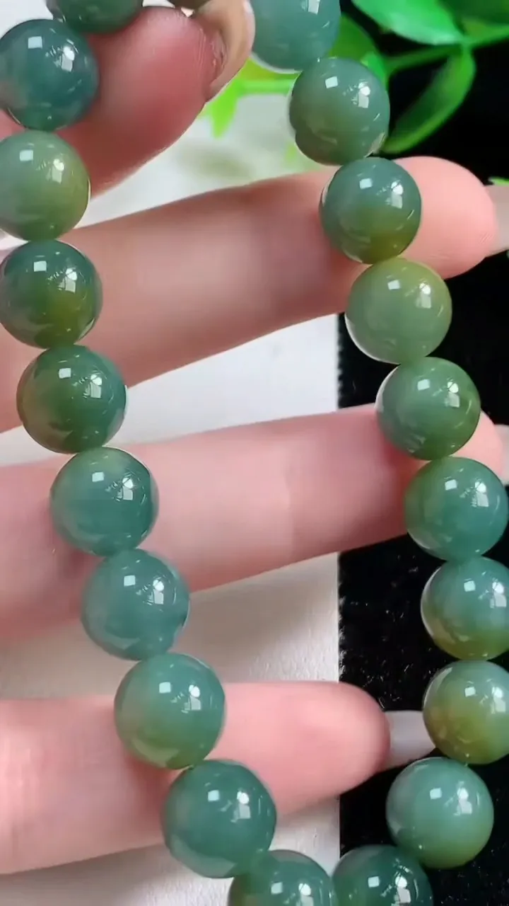 天然A货翡翠货蓝水双彩圆珠手串21颗，尺寸9.8，重:33.99g11月1日
工厂直销收藏佳品,种好水足，色泽均匀，有种有色，上手高大气！