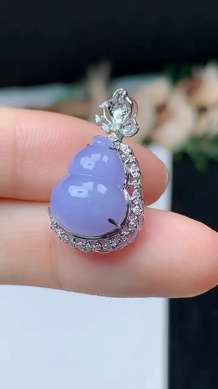 天然A货翡翠k金紫罗兰葫芦吊坠，尺寸23.5-13.8-10.5，裸石13.6-10.8，重量:2.63g
11月1日