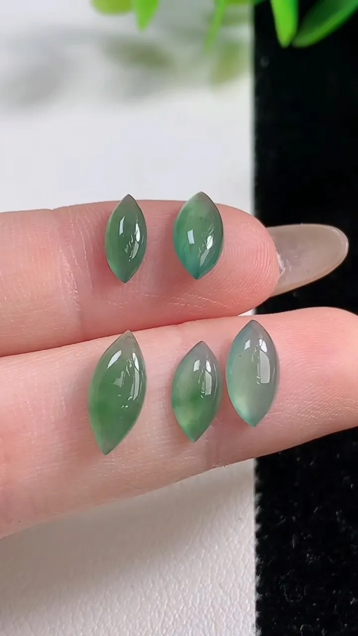 天然A货翡翠飘花随形镶嵌件一手，尺寸12-5.5-3，重:1.11g
11月1日