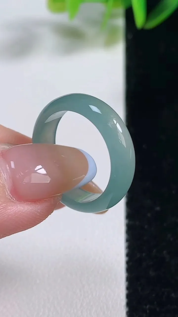 天然A货翡翠指环戒指，尺寸17.1-5.8-2.7，重:2.59g2025年11月1日
工厂直销收藏佳品,种好水足，色泽均匀，有种有色，上手高大气！