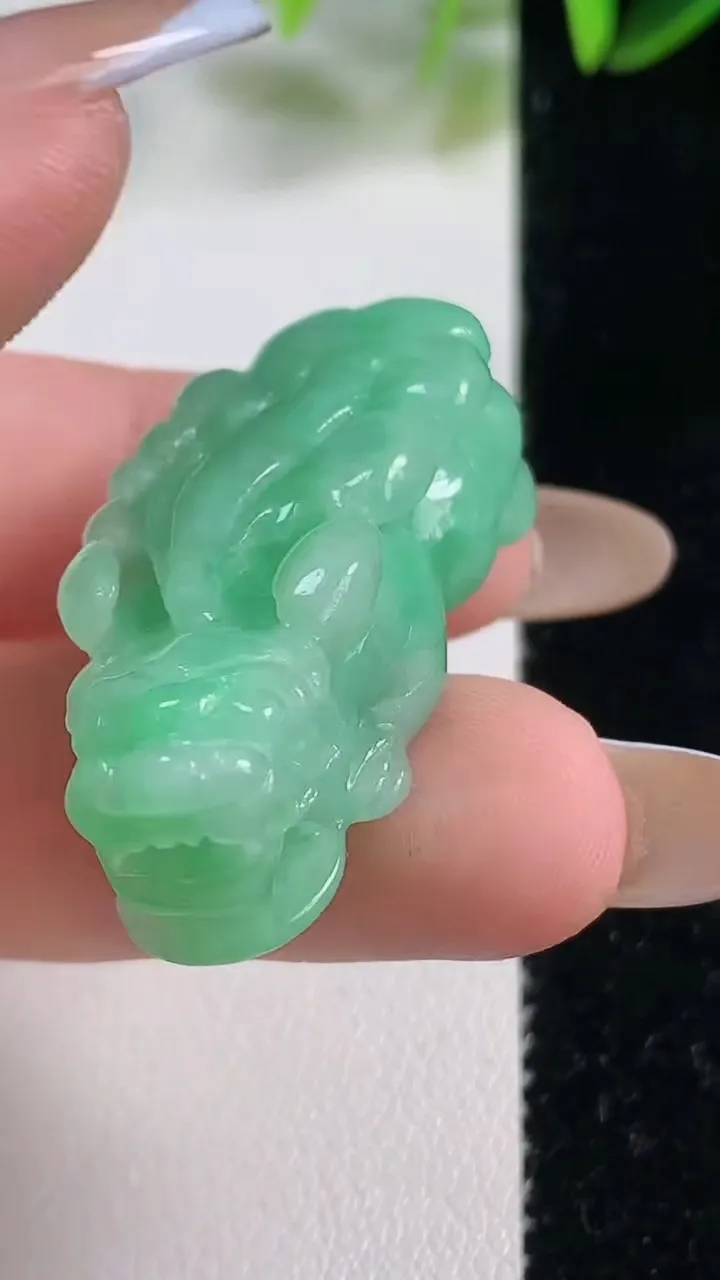 天然A货翡翠貔貅吊坠,尺寸35.8-16.2-10.6,重:15.46g
11月1日