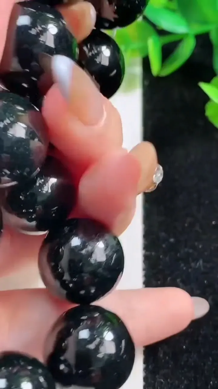 天然A货翡翠墨翠圆珠手串12颗，尺寸18，重:122.89g11月1日
工厂直销收藏佳品,种好水足，色泽均匀，有种有色，上手高大气！