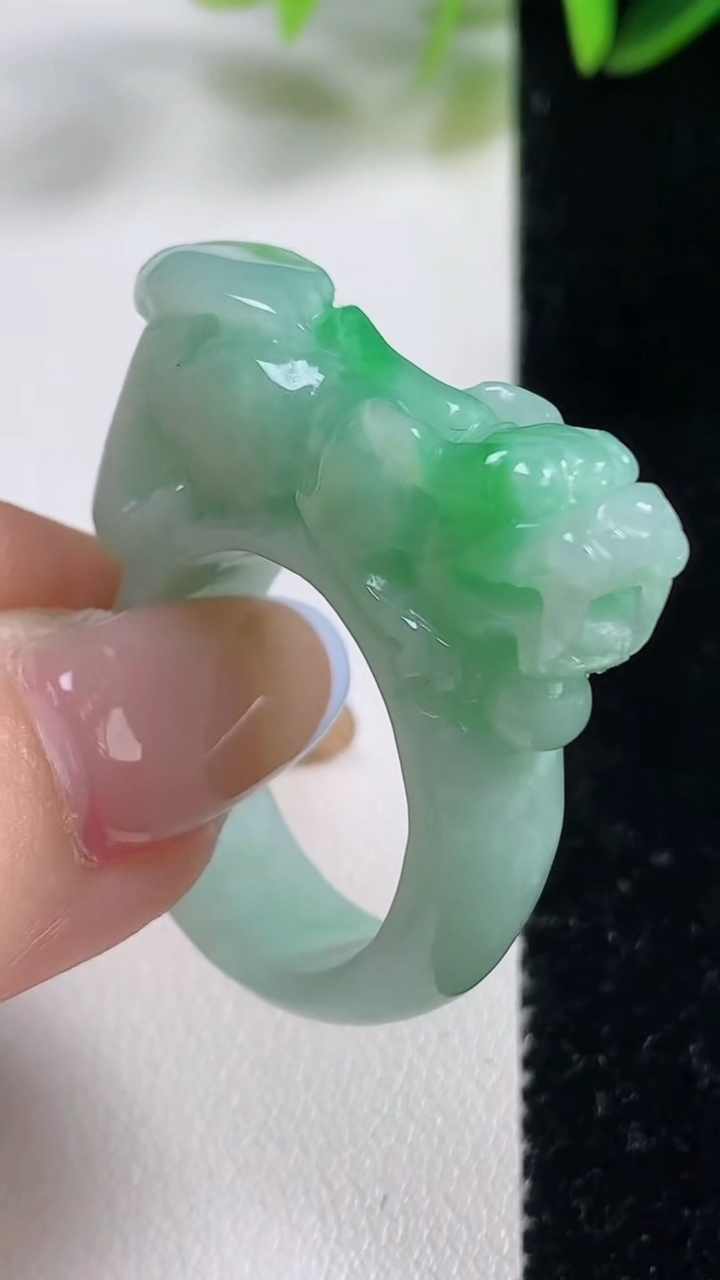 天然A货翡翠貔貅扳指 戒指，尺寸20-9.5-10，重:14.51g2025年11月1日
工厂直销收藏佳品,种好水足，色泽均匀，有种有色，上手高大气！