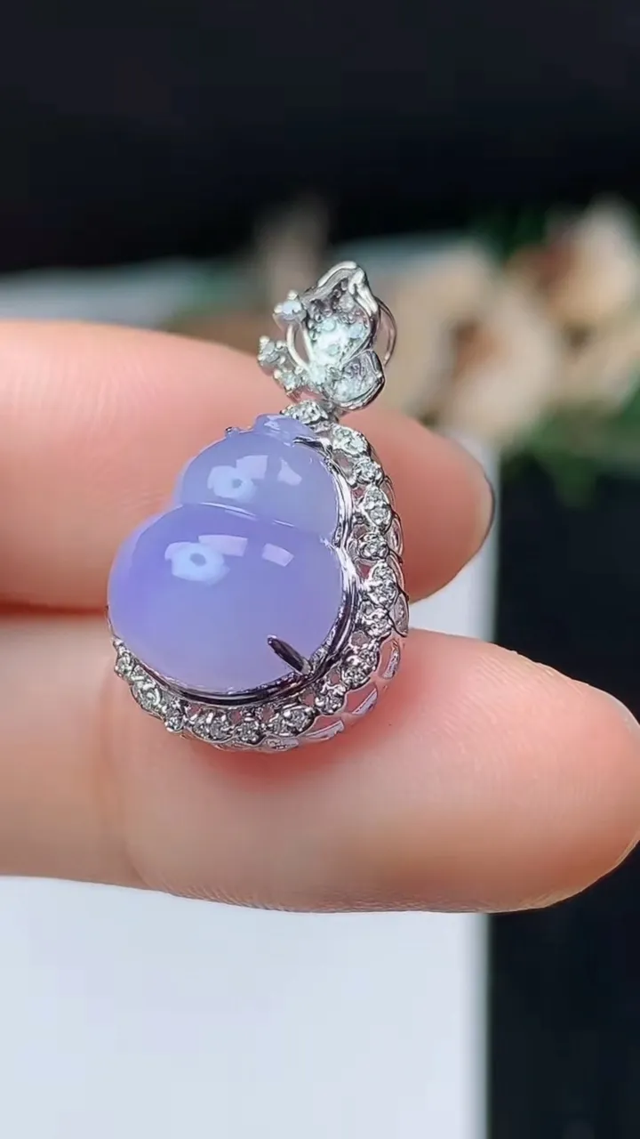 天然A货翡翠k金紫罗兰葫芦吊坠，尺寸22.9-13.7-10，裸石12.4-10.7，重量:2.28g
11月1日