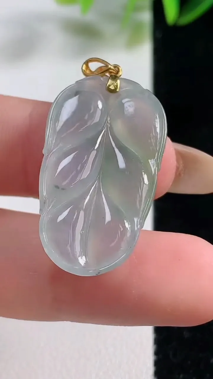 天然A货翡翠金枝玉叶 叶子吊坠，尺寸30.2-13-3.6，重:4.34g
11月1日