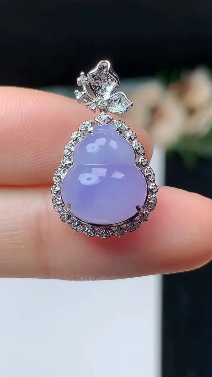 天然A货翡翠k金紫罗兰葫芦吊坠，尺寸22.9-13.7-10，裸石12.4-10.7，重量:2.28g
11月1日