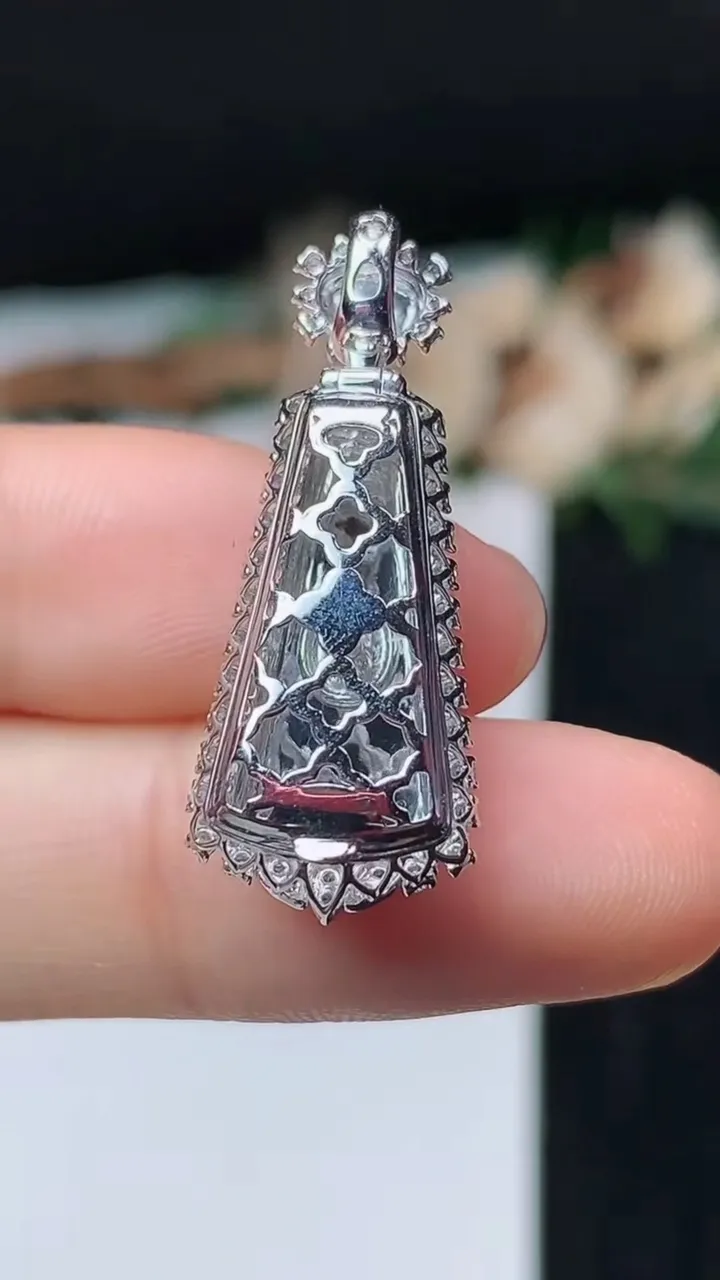 天然A货翡翠无事牌吊坠，尺寸30.2-12-8.3，裸石17.6-8，重量:3.17g
11月1日