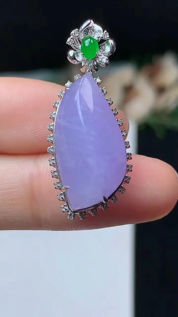 天然A货翡翠紫罗兰随形吊坠，尺寸32.8-13.4-11，裸石21.8-10.8，重量:4.01g
11月1日