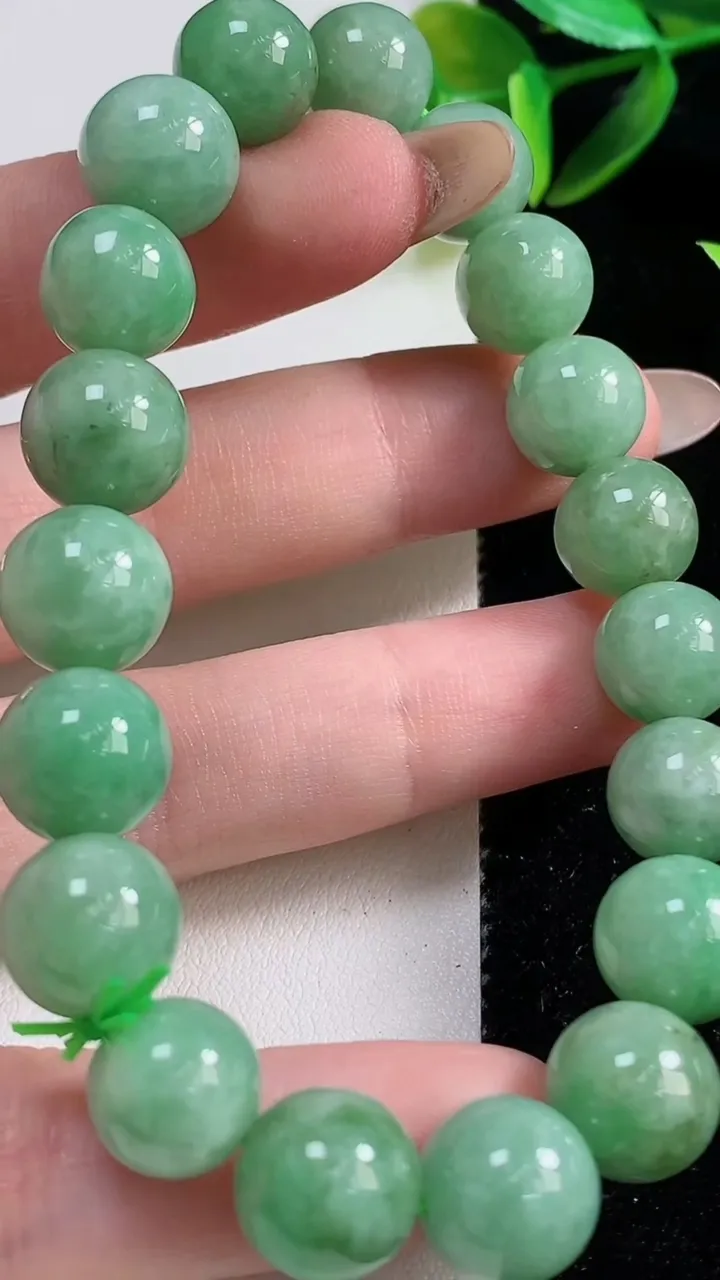 天然A货翡翠圆珠手串19颗，尺寸10.5，重:39.93g11月1日
工厂直销收藏佳品,种好水足，色泽均匀，有种有色，上手高大气！