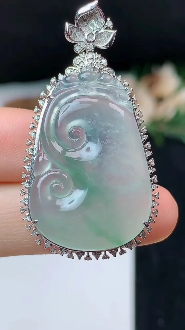 天然A货翡翠如意吊坠，尺寸44.5-23.9-9.4，裸石30.3-20.3，重量:7.51g
11