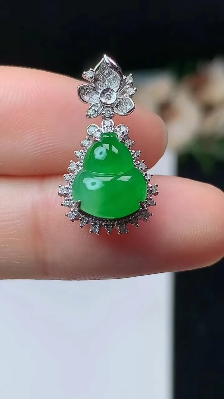 天然A货翡翠葫芦吊坠，尺寸21-11.7-8.6，裸石9.8-8.5，重量:2.10g
11月1日