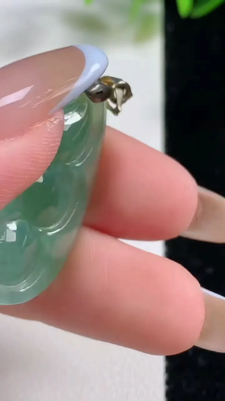 天然A货翡翠福豆吊坠，尺寸35.2-17.2-7.2，重:5.18g
11月1日