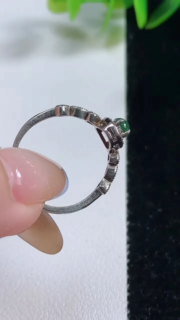 天然A货翡翠蛋面戒指，可调节，尺寸17.2-7.3-5.8，重:1.74g2025年11月1日
工厂直销收藏佳品,种好水足，色泽均匀，有种有色，上手高大气！