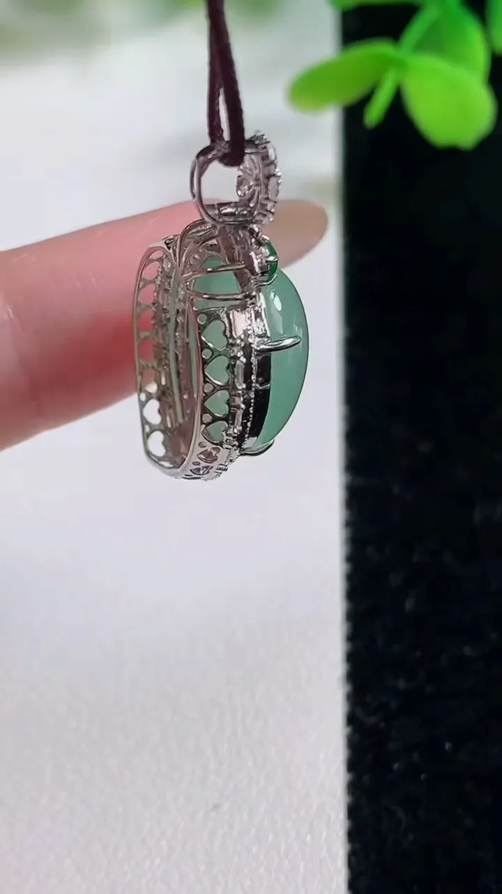 天然A货翡翠蛋面吊坠，尺寸28.1-14.9-9.5，裸石13.7-12重量:3.32g
11月2日