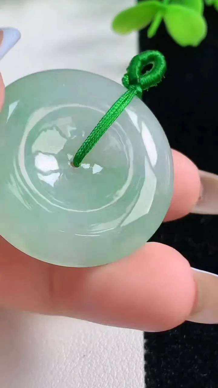 天然A货翡翠平安扣吊坠，尺寸32.2-5.8，重量:14.58g
11月2日