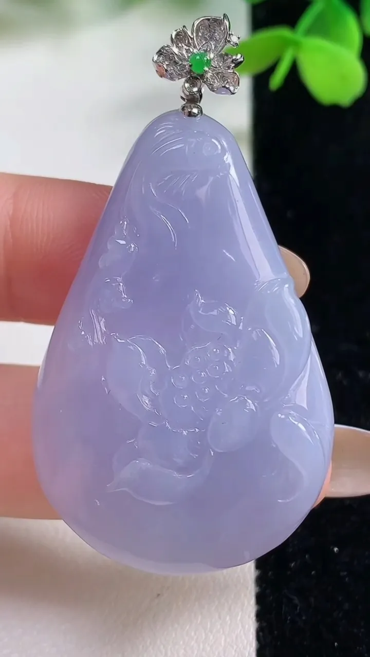天然A货翡翠18K金紫罗兰和和美美 荷叶鱼吊坠，尺寸43.2-29-7.3，重量:17.88g
11月2日