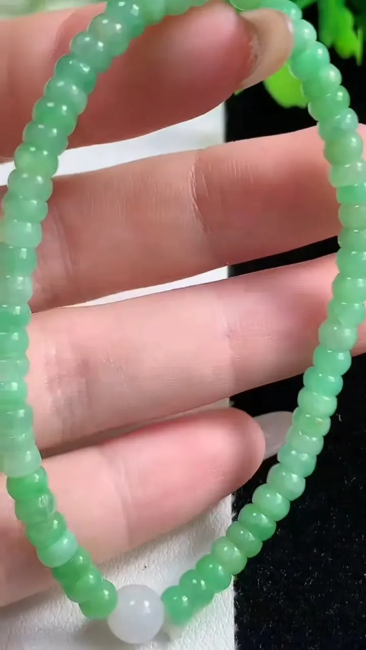 天然A货翡翠算盘珠手串，尺寸4.4-3.2-62颗，重量:7.92g11月2日
工厂直销收藏佳品,种好水足，色泽均匀，有种有色，上手高大气！