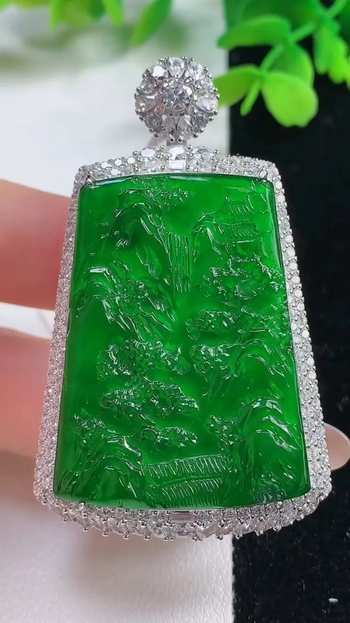 天然A货翡翠山水牌吊坠，尺寸38.9-36-11.2，裸石40.2-30.5重量:17.03g
11