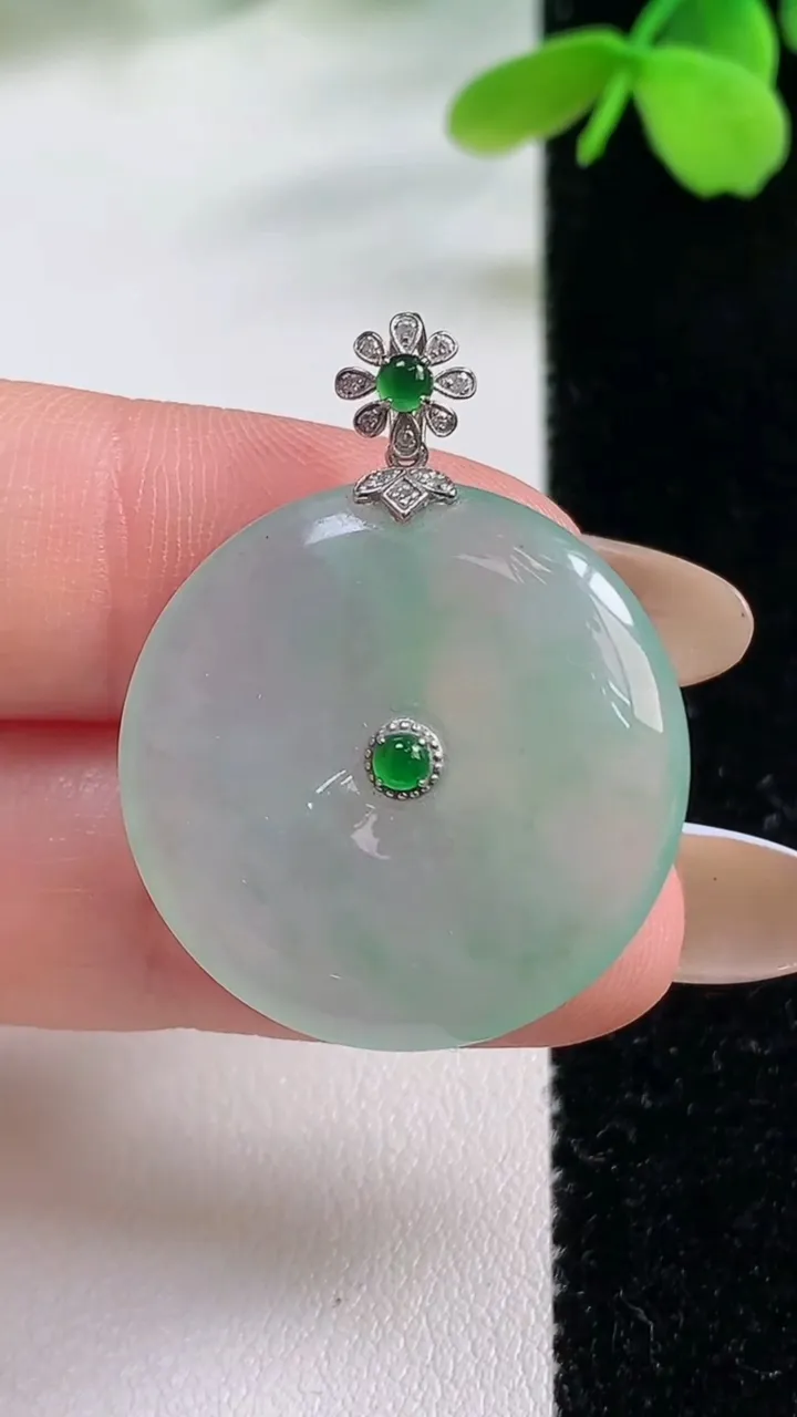 天然A货翡翠平安扣吊坠，尺寸25.3-4.8，重量:7.05g
11月2日