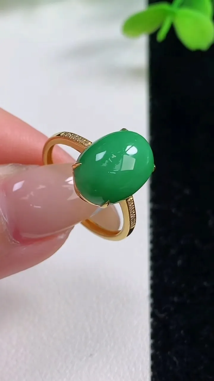 天然A货翡翠蛋面戒指，尺寸17.3-13-9.2-6.6，重量:2.26g2025年11月2日
工厂直销收藏佳品,种好水足，色泽均匀，有种有色，上手高大气！