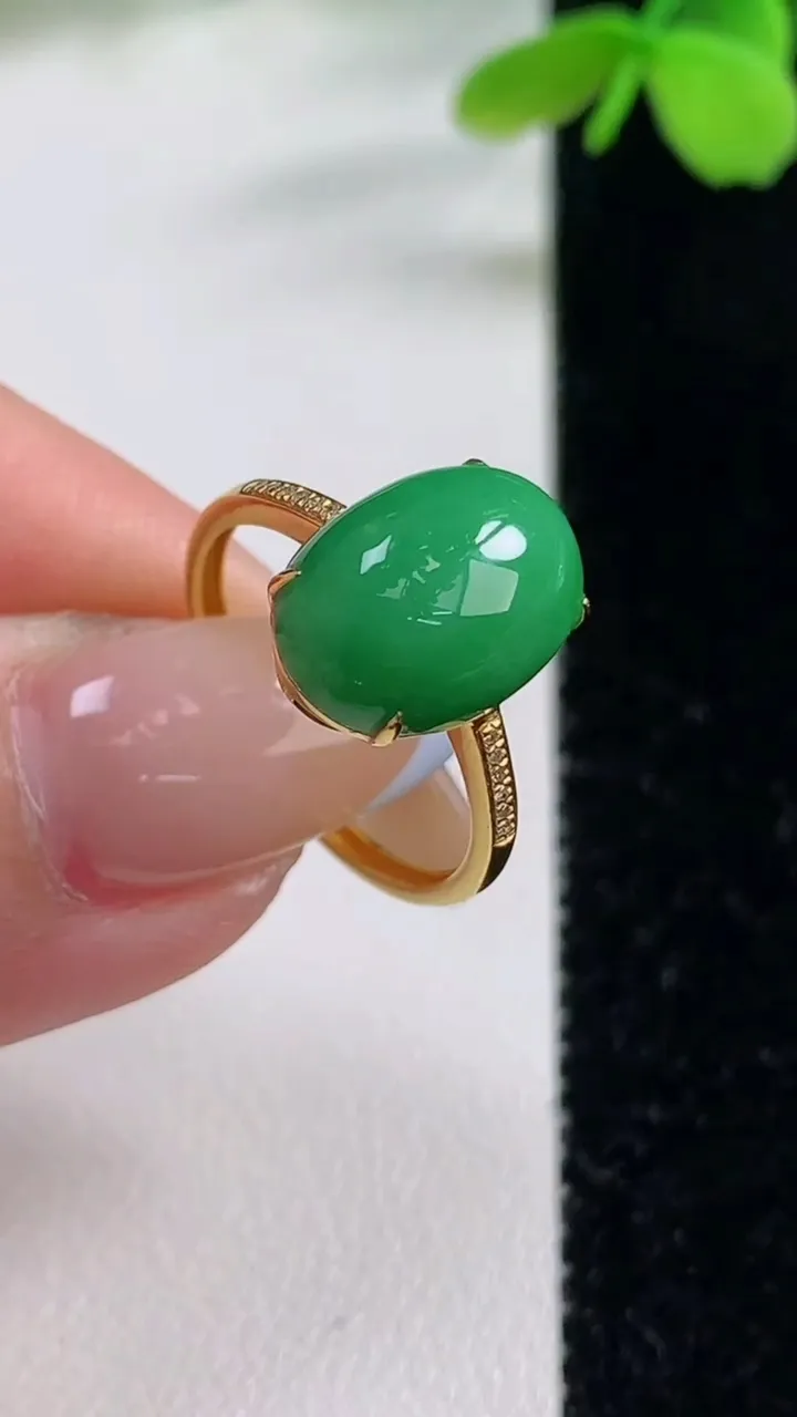 天然A货翡翠蛋面戒指，尺寸17.3-13-9.2-6.6，重量:2.26g2025年11月2日
工厂