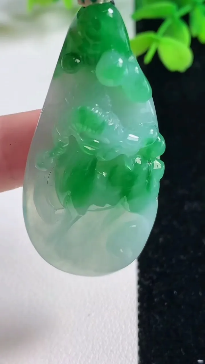 天然A货翡翠生肖羊吊坠，尺寸53.7-28-8.3，重量:21.41g
11月2日