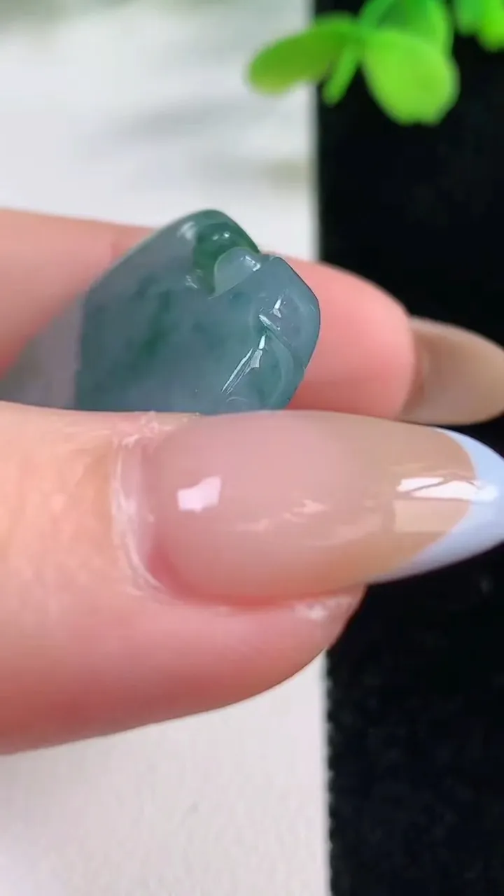 天然A货翡翠冰种飘花平安锁吊坠，尺寸32-28.4-6.1，重量:12.17g
11月2日