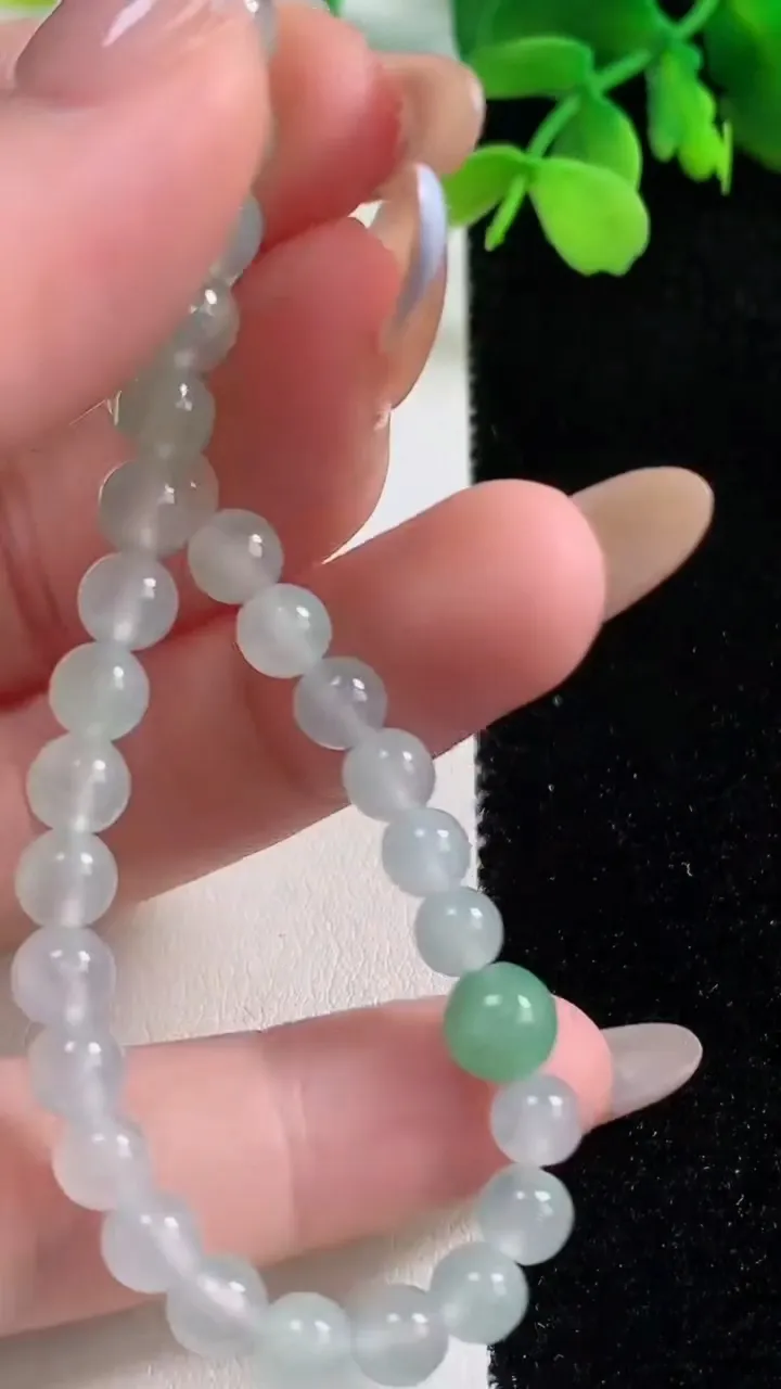 天然A货翡翠圆珠手串，尺寸5.2-36颗，重量:9.83g11月2日
工厂直销收藏佳品,种好水足，色泽均匀，有种有色，上手高大气！