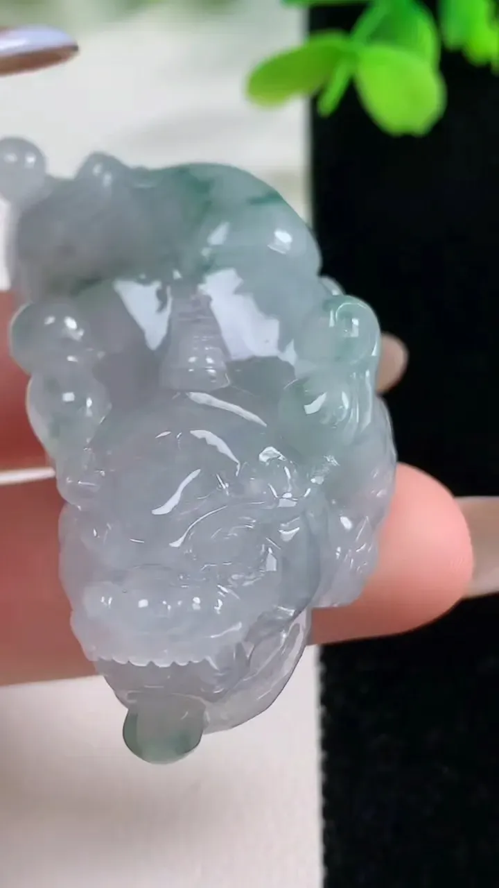 天然A货翡翠冰种飘花貔貅吊坠，尺寸51-25-14，重量:40.17g
11月2日