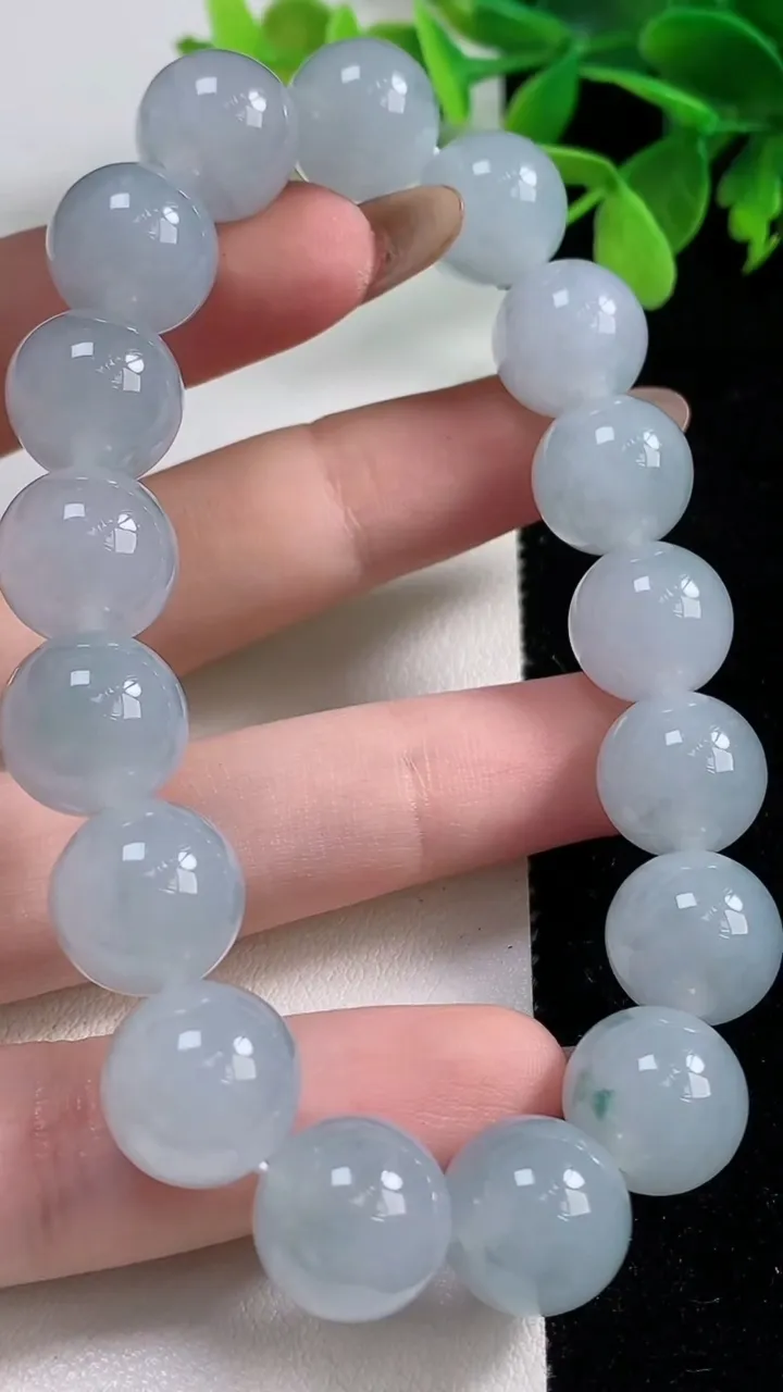 天然A货翡翠飘花圆珠手串，尺寸12.3，重:55.14g11月2日
工厂直销收藏佳品,种好水足，色泽均匀，有种有色，上手高大气！