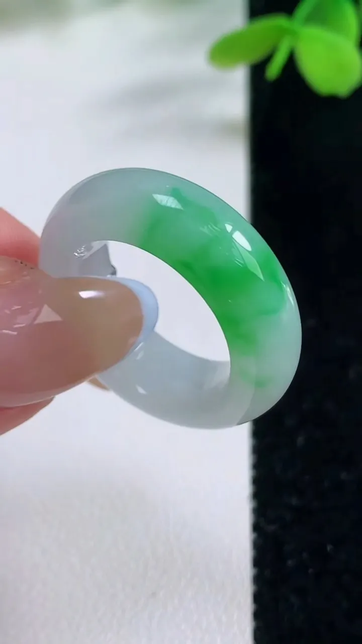 天然A货翡翠指环戒指，尺寸17.5-7.4-4.7，重量:7.61g2025年11月2日
工厂直销收藏佳品,种好水足，色泽均匀，有种有色，上手高大气！