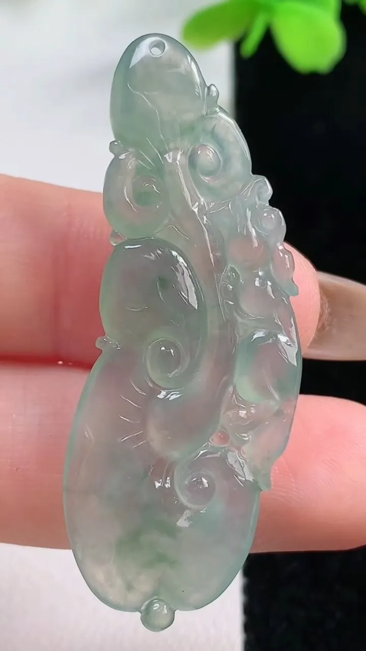 天然A货翡翠如意吊坠，尺寸48-16.8-3.6，重量:5.07g
11月2日