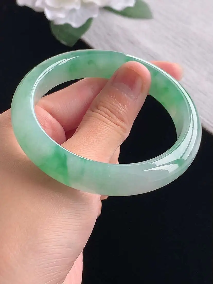 a货翡翠老坑冰种飘绿正装正圈手镯55-56圈口，尺寸55.8×12.4×8mm 重量56.35g 1101