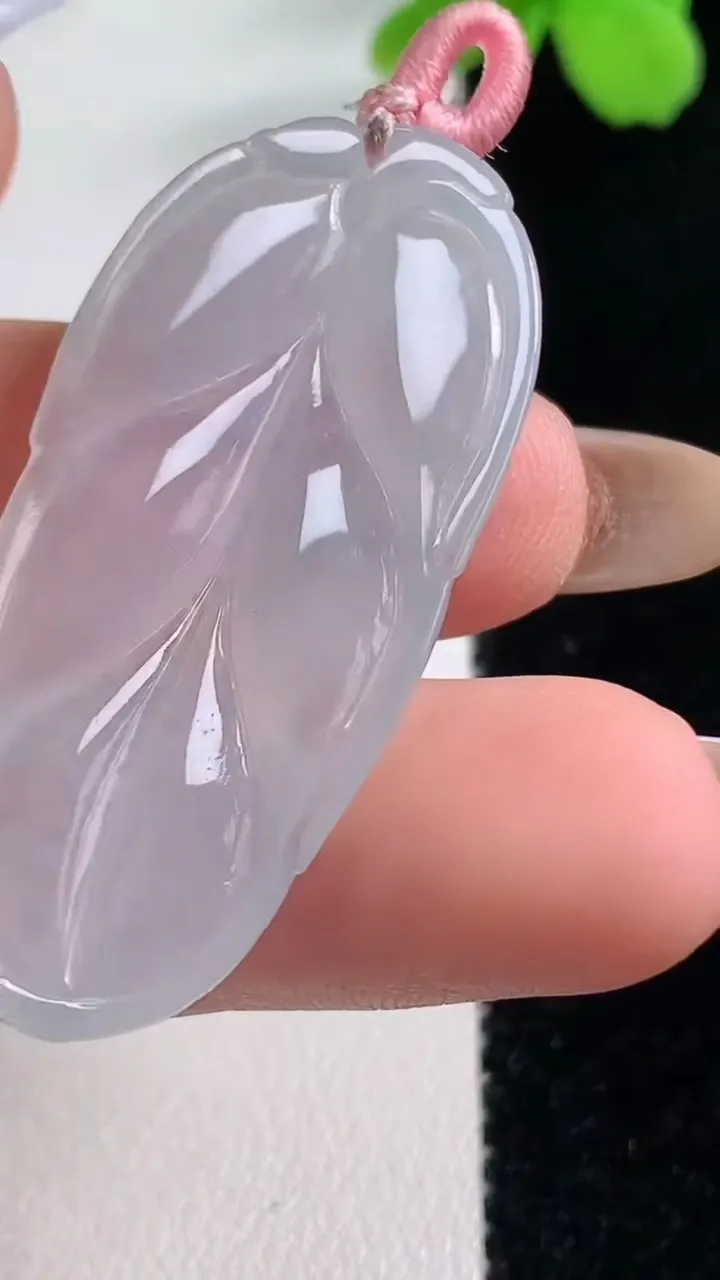 天然A货翡翠金枝玉叶 叶子吊坠，尺寸42.8-21.6-4.6，重量:7.65g
11月2日