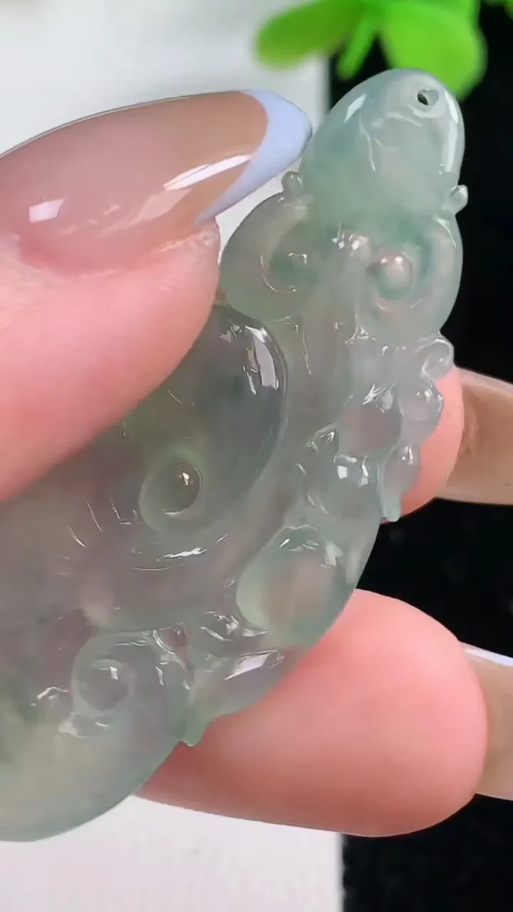 天然A货翡翠如意吊坠，尺寸48-16.8-3.6，重量:5.07g
11月2日