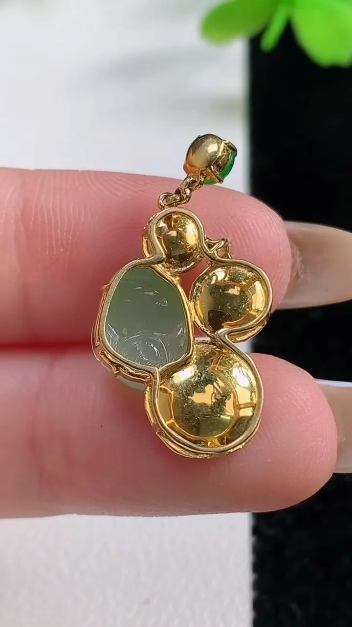 天然A货翡翠金蟾吊坠，尺寸26-14-8.5，9.8-8.1重量:2.44g
11月2日