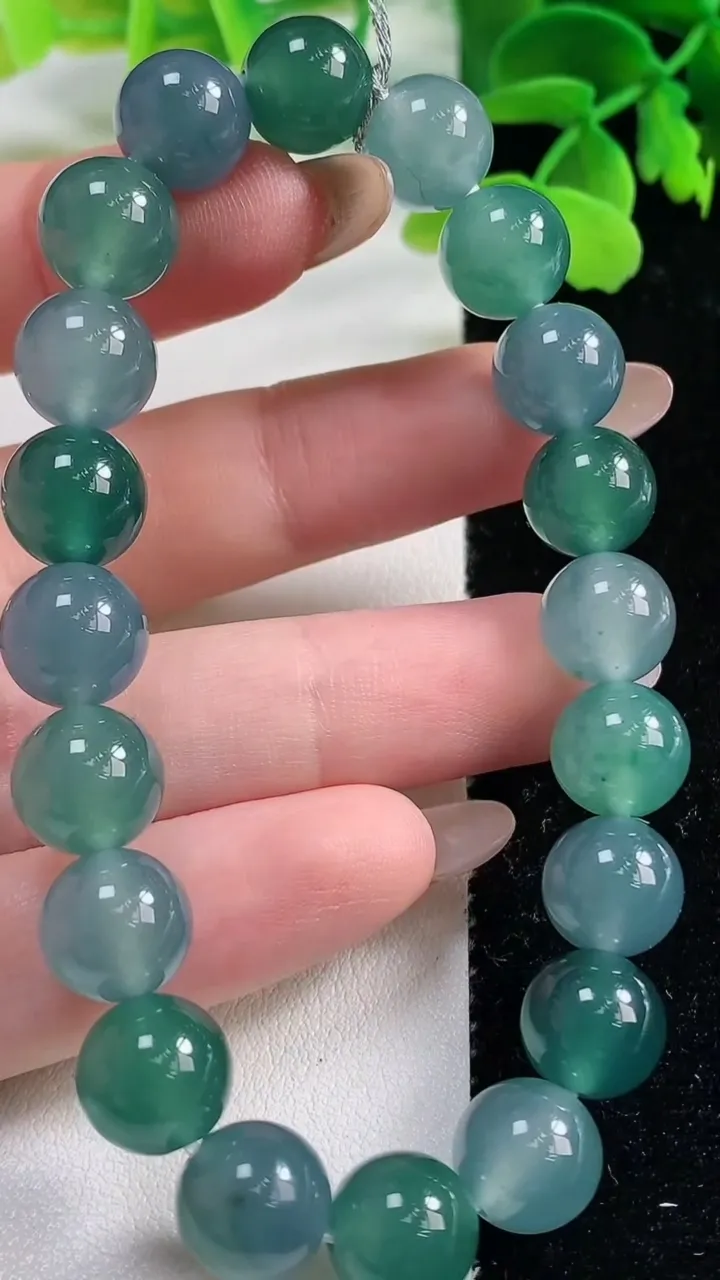 天然A货翡翠圆珠手串，尺寸9.7-20颗，重量:33.27g11月2日
工厂直销收藏佳品,种好水足，色泽均匀，有种有色，上手高大气！
