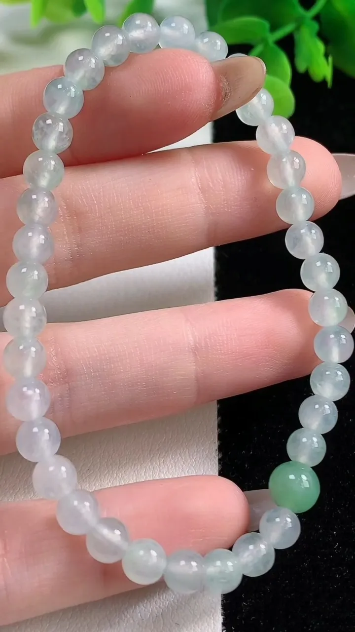 天然A货翡翠圆珠手串，尺寸5.2-36颗，重量:9.83g11月2日
工厂直销收藏佳品,种好水足，色泽均匀，有种有色，上手高大气！