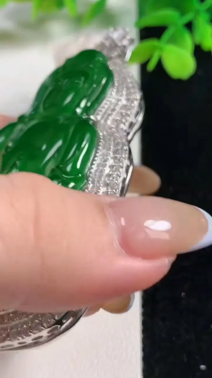 天然A货翡翠观音菩萨吊坠，尺寸81-43-14.9，裸石62.6-37重量:55.63g
11月2日