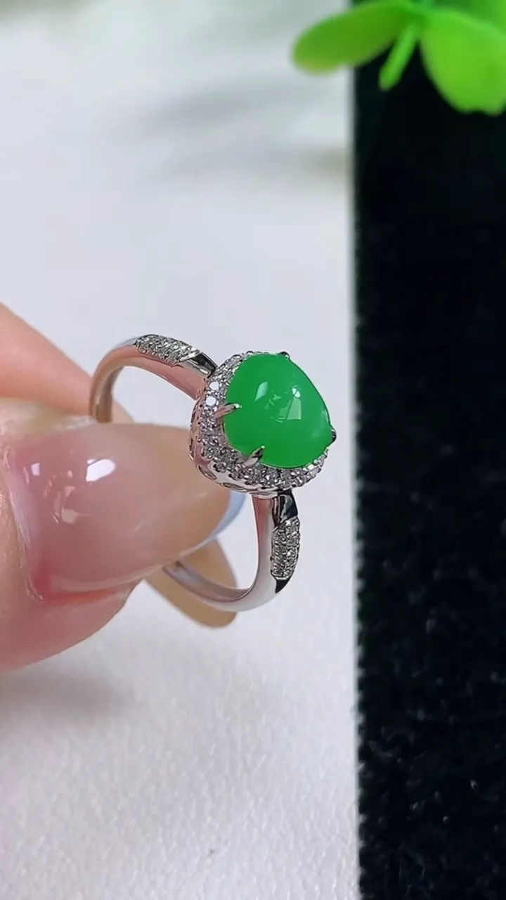 天然A货翡翠心形戒指，尺寸17.4-6.5-6.9-7.2，重量:1.68g2025年11月2日
工厂直销收藏佳品,种好水足，色泽均匀，有种有色，上手高大气！
